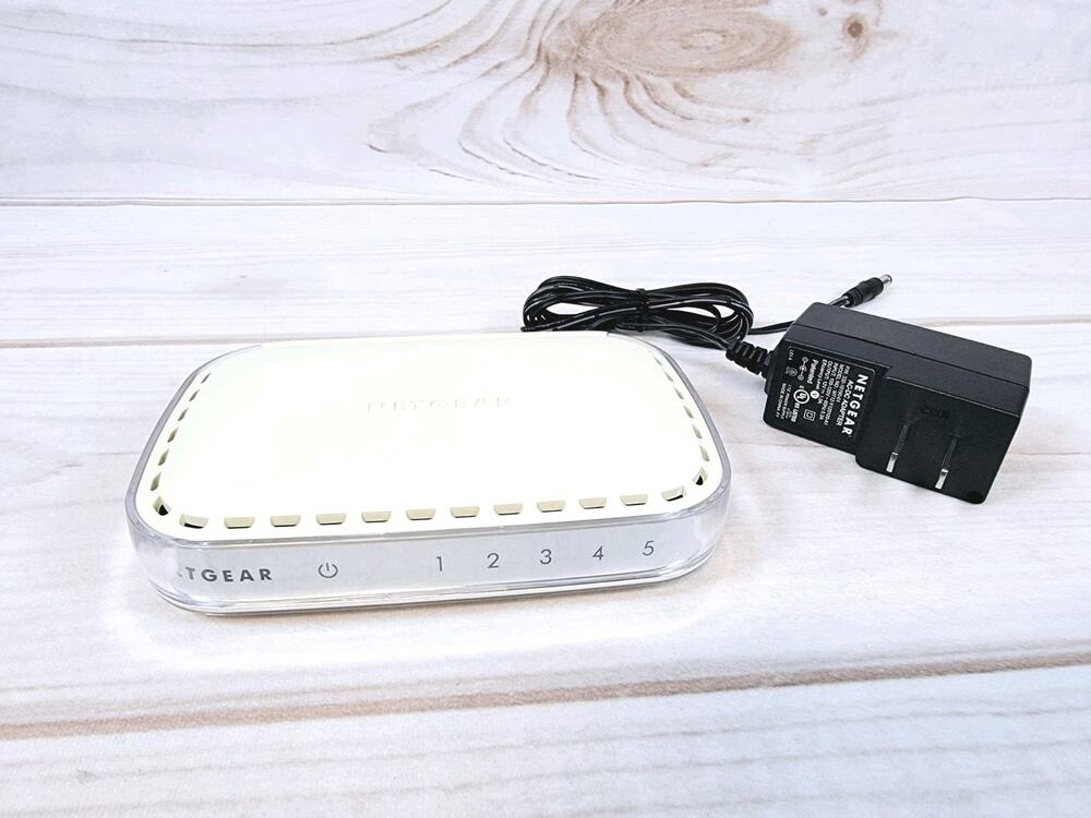 NetGear 5 Port Gigabit Internet Ports Net Gear GS605 v3